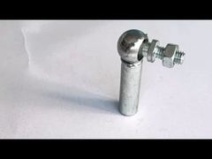 En el extremo derecho de la vara de la correa, la articulación de bolas en forma de L con rosca